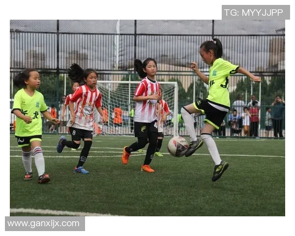 长发瘦瘦的足球明星在绿茵场上的风采与魅力展现