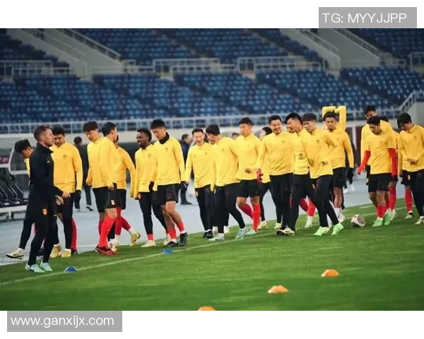 广州足球队团队协作引发热议球迷对战术配合和球员默契产生分歧