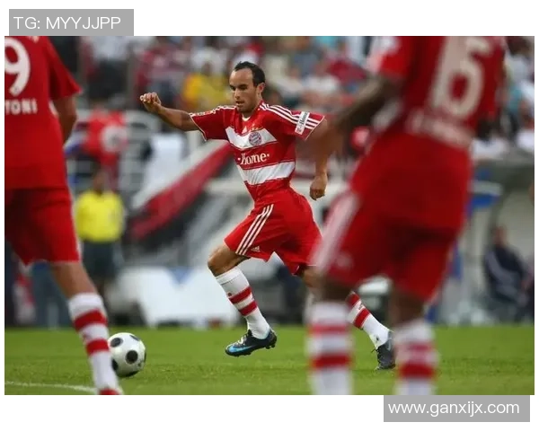 欧洲足球明星的魅力与风采展现帅气风范的球场传奇